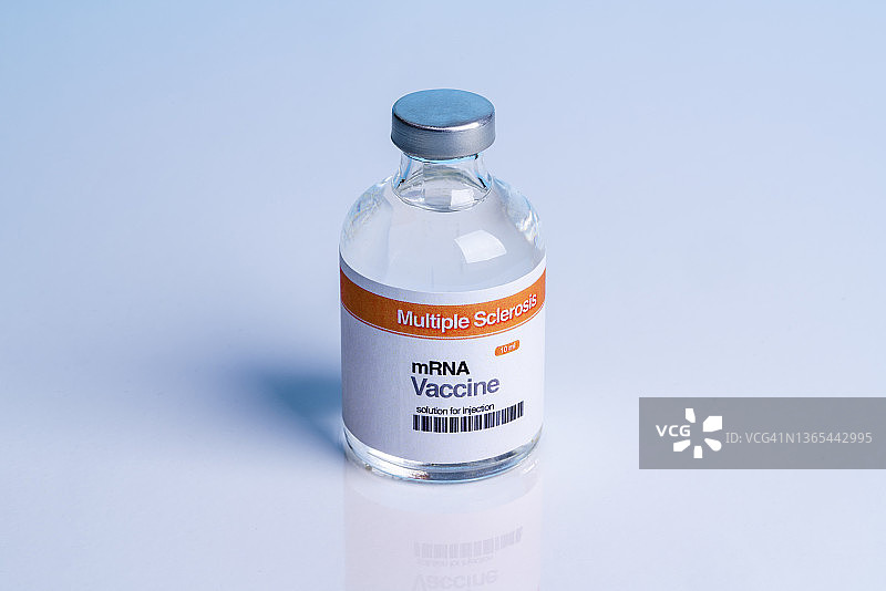 蓝色背景下的多发性硬化症mRNA疫苗瓶图片素材
