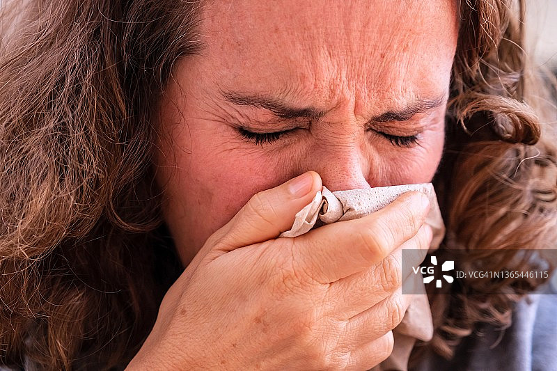 中年妇女打喷嚏图片素材