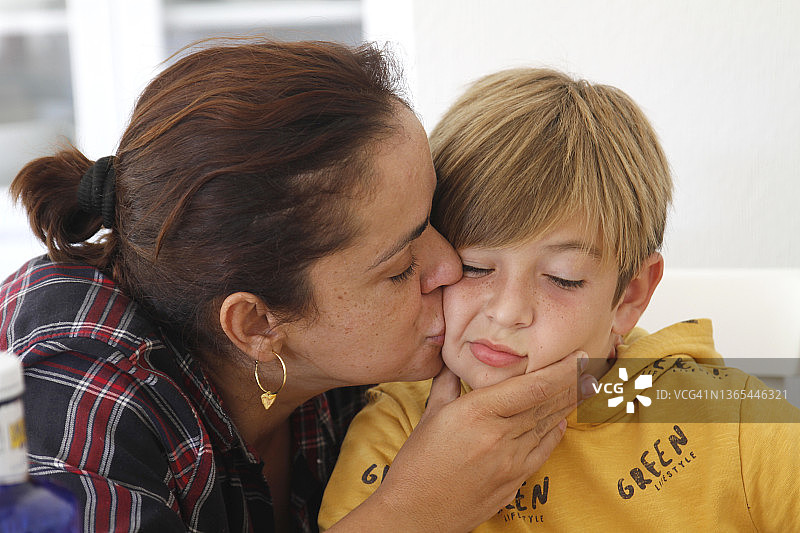 母亲亲吻儿子图片素材