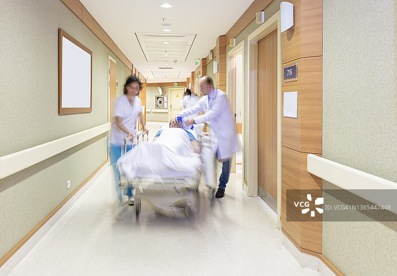 医生用轮椅送病人图片素材