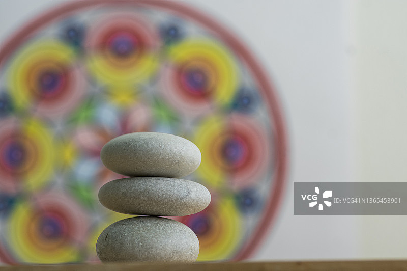 曼陀罗背景上的石堆图片素材
