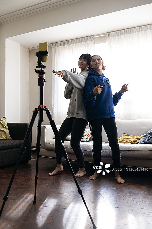 朋友们在家用手机拍摄舞蹈图片素材