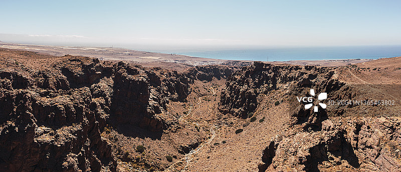 西班牙大加那利岛阳光明媚的岩石山脉和山谷图片素材