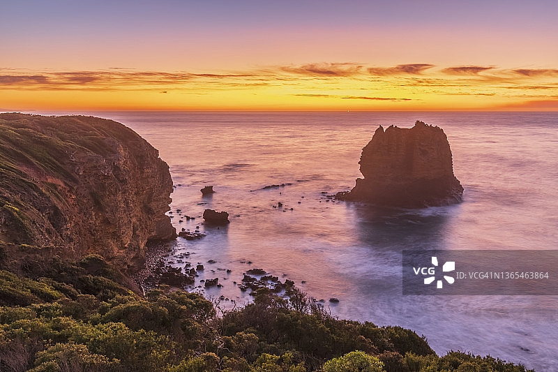 黎明时分从斯普利特角瞭望台看到的鹰岩长曝光摄影图片素材
