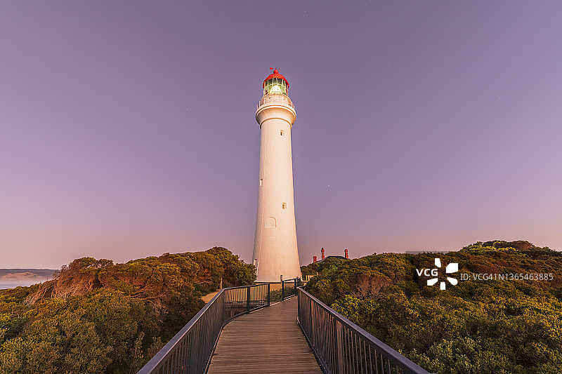 黎明时分紫色天空下的斯普利特角灯塔图片素材