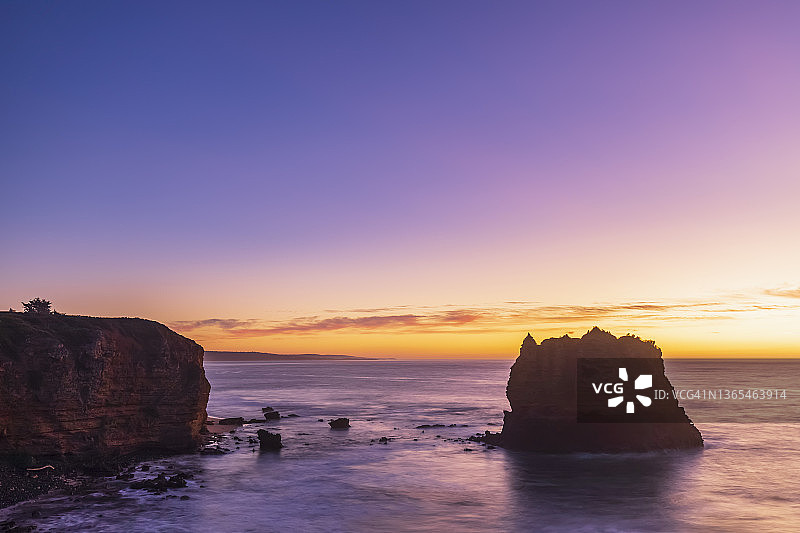 黎明时分从斯普利特角瞭望台看到的鹰岩长曝光摄影图片素材