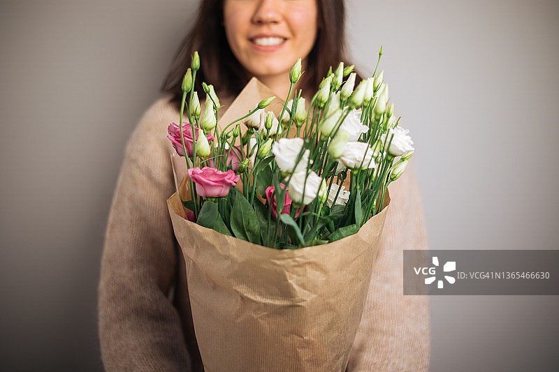 手持一束玫瑰的女人图片素材
