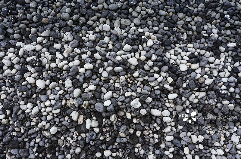 海滩上的灰白色鹅卵石堆图片素材