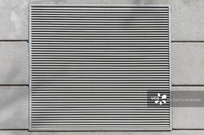 安装在大砖块中的金属条纹通风方格图片素材