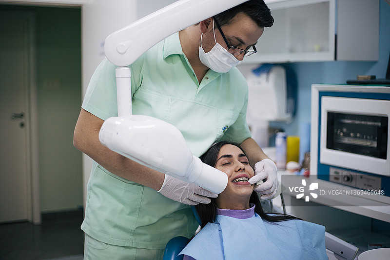 在牙医诊所的女人图片素材