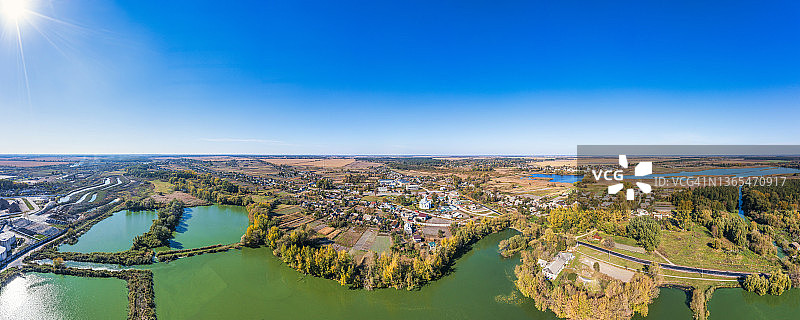 乌克兰日托米尔州切尔沃涅湖畔小镇秋日航拍图片素材