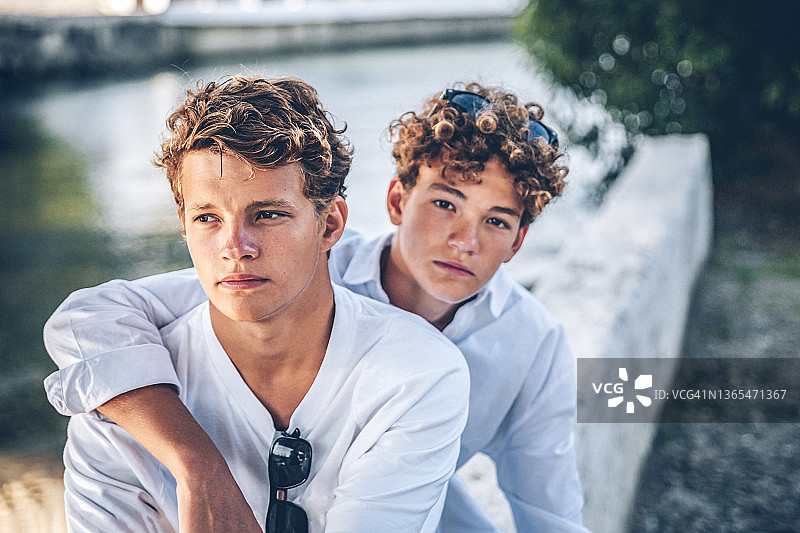 青少年男孩搂着弟弟图片素材