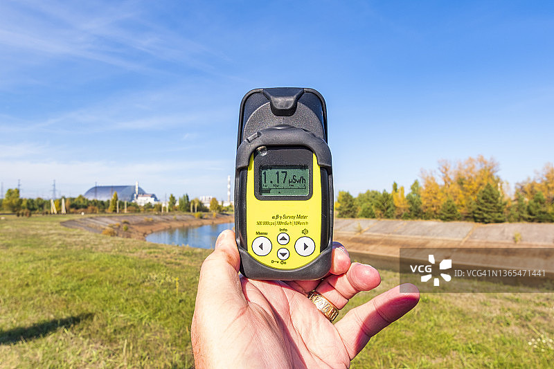 乌克兰基辅州切尔诺贝利：用盖革计数器测量切尔诺贝利核电站附近的辐射水平图片素材