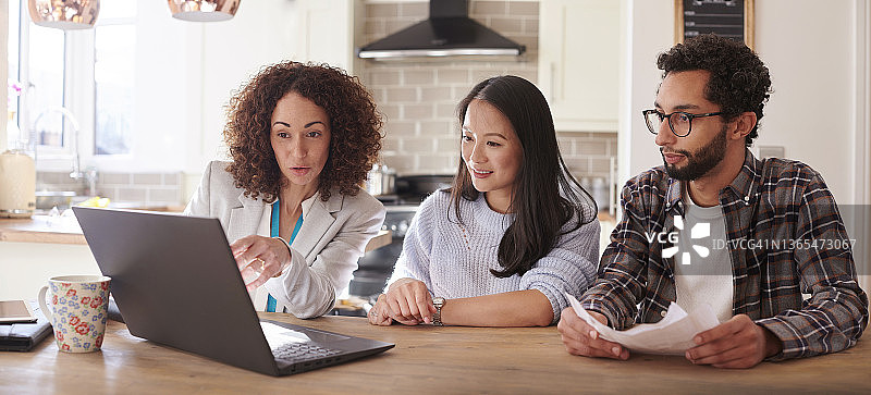 金融顾问拜访图片素材