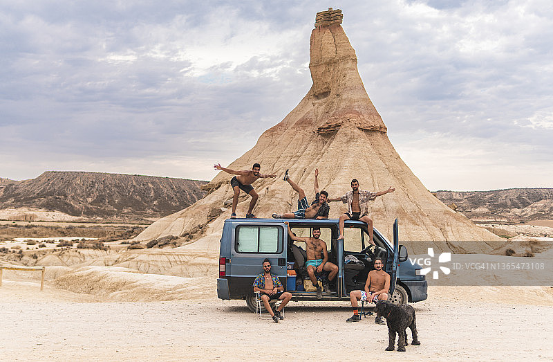 西班牙巴德纳斯，朋友与狗和房车图片素材