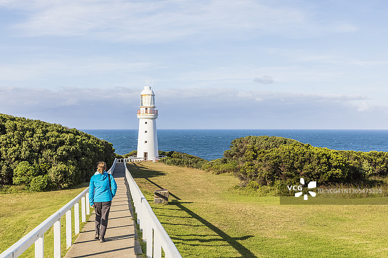 澳大利亚维多利亚州：在奥特威国家公园，女游客沿着通往奥特威海角灯塔的小路行走图片素材
