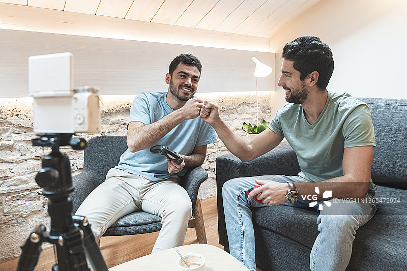 网红在家通过相机直播，互相碰拳图片素材