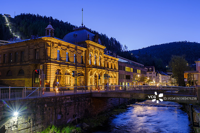 德国巴登-符腾堡州巴特维尔德巴德国王卡尔斯浴池暮色中的恩茨河运河图片素材