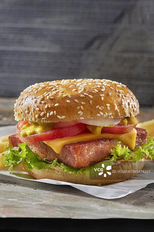 烤午餐肉汉堡配薯条图片素材