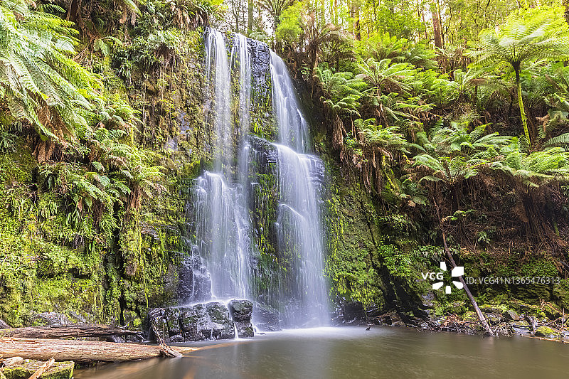 博尚瀑布的长曝光图片素材