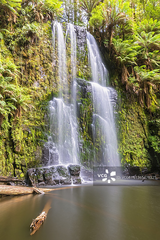 博尚瀑布的长曝光图片素材