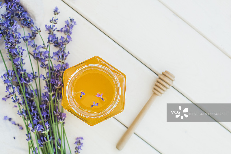 蜂蜜滴管和薰衣草蜂蜜罐图片素材