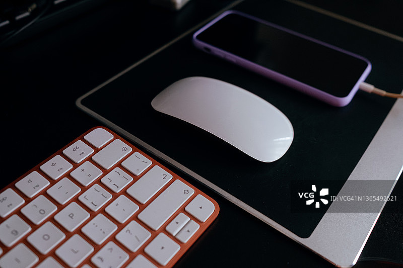 键盘、鼠标和充电手机图片素材