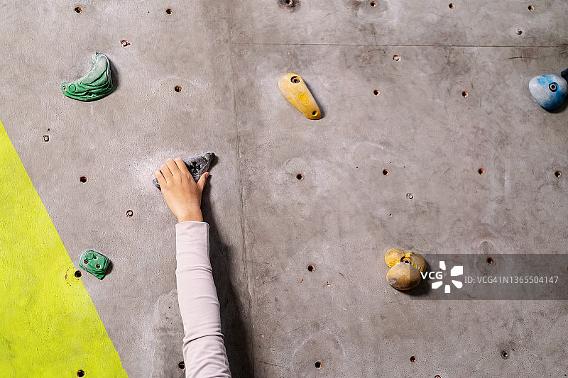 室内攀岩墙上的攀岩支点特写图片素材