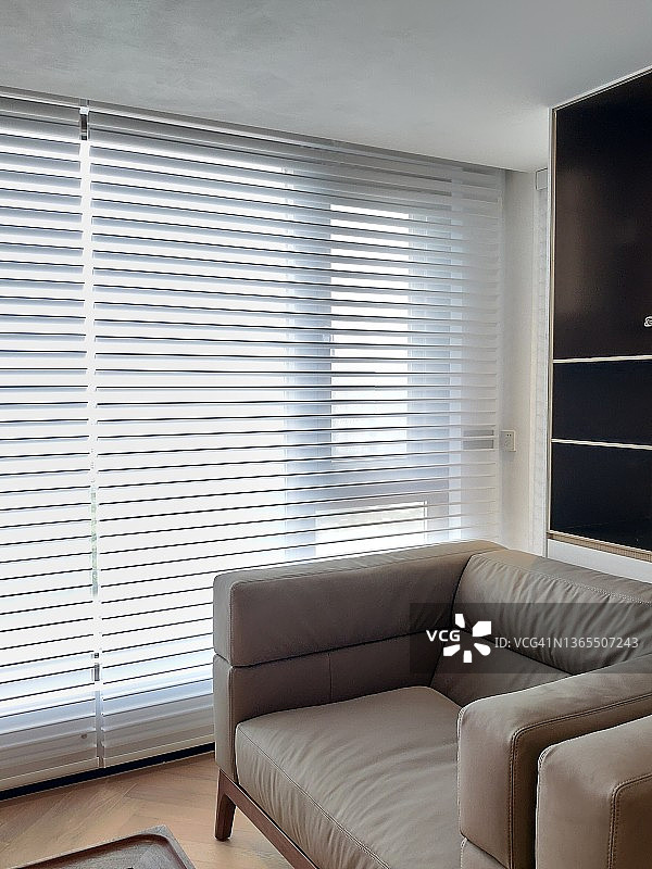 窗边的真皮沙发图片素材