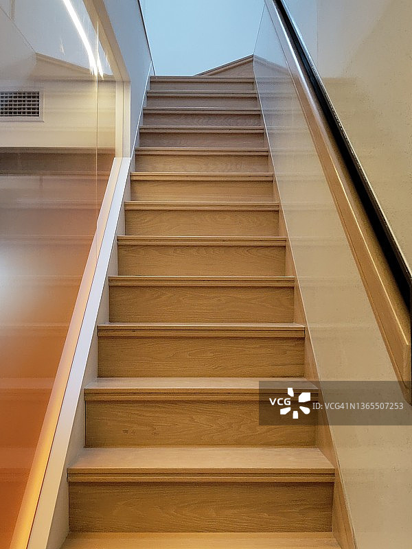 黄色楼梯图片素材