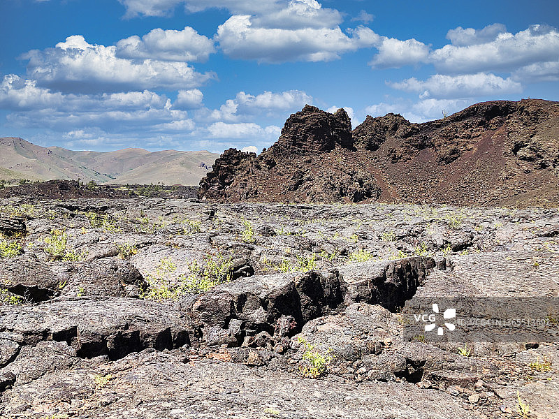 徒步穿越熔岩地区图片素材
