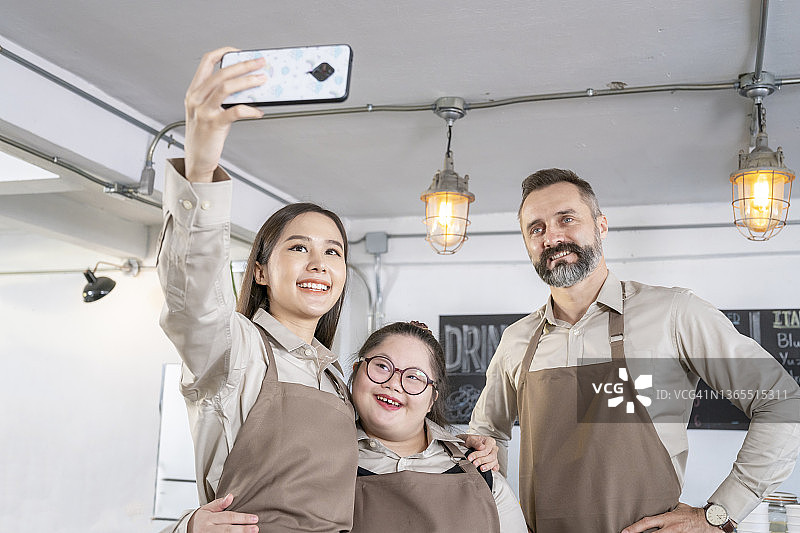 咖啡馆员工与店主在咖啡馆自拍图片素材