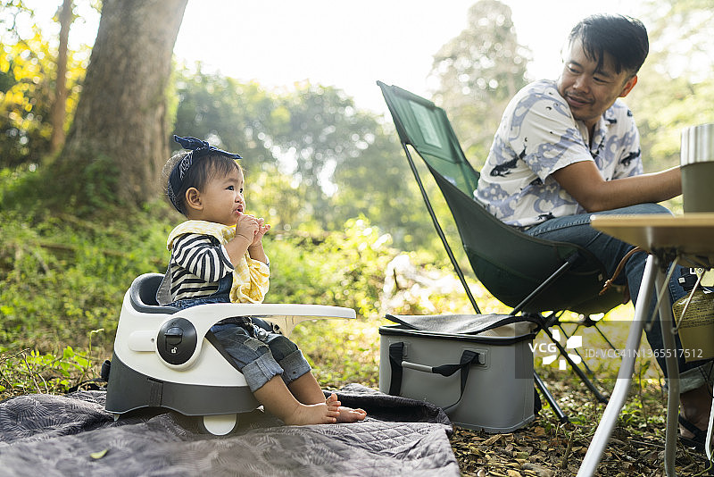 三位亚洲年轻人在家享受周末，煮咖啡图片素材