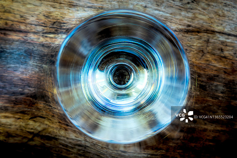 鸡尾酒杯的抽象景观图片素材