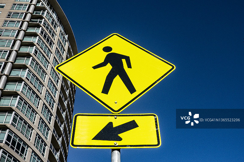 黄色人行横道标志图片素材