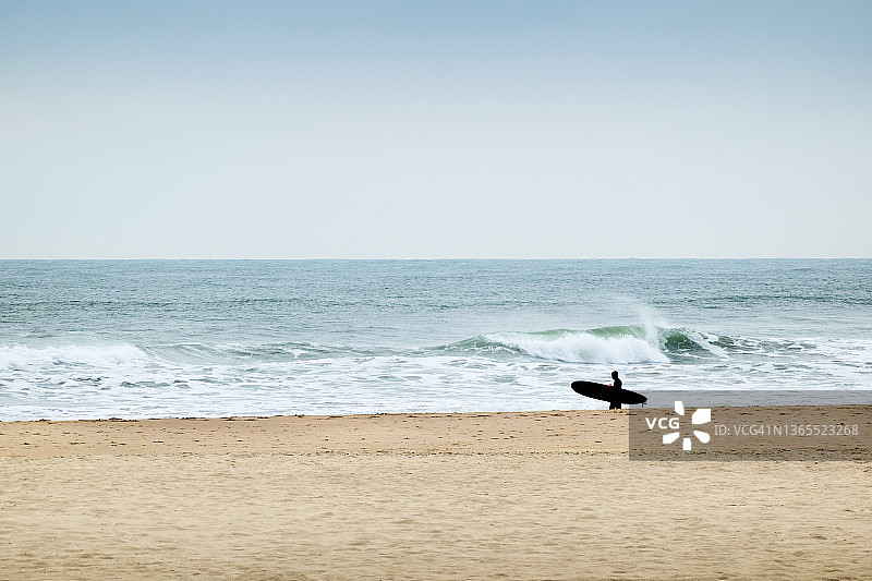 冲浪者沿着太平洋行走图片素材