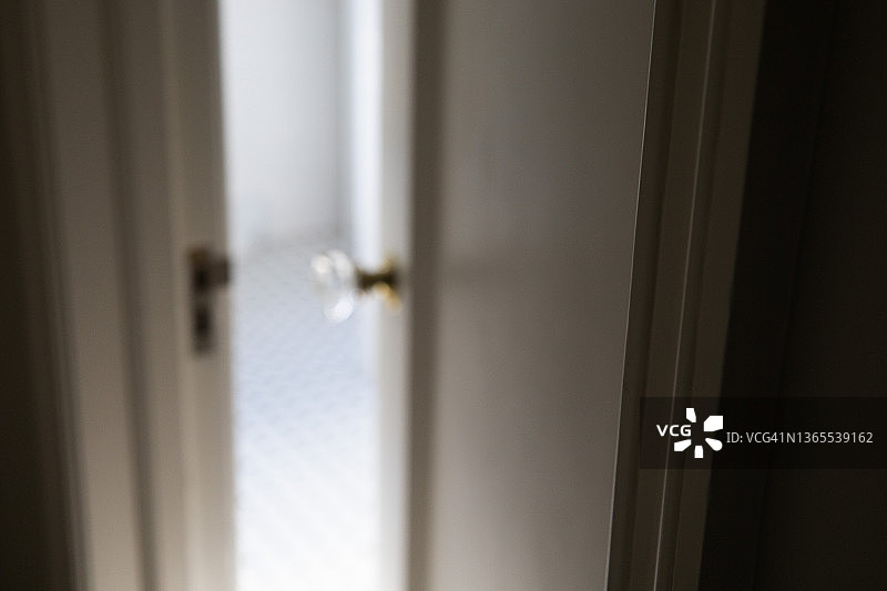 通往神秘房间的半开的门图片素材