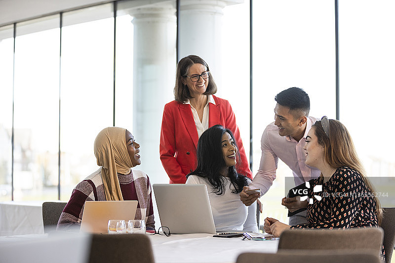 与同事的商务会议图片素材