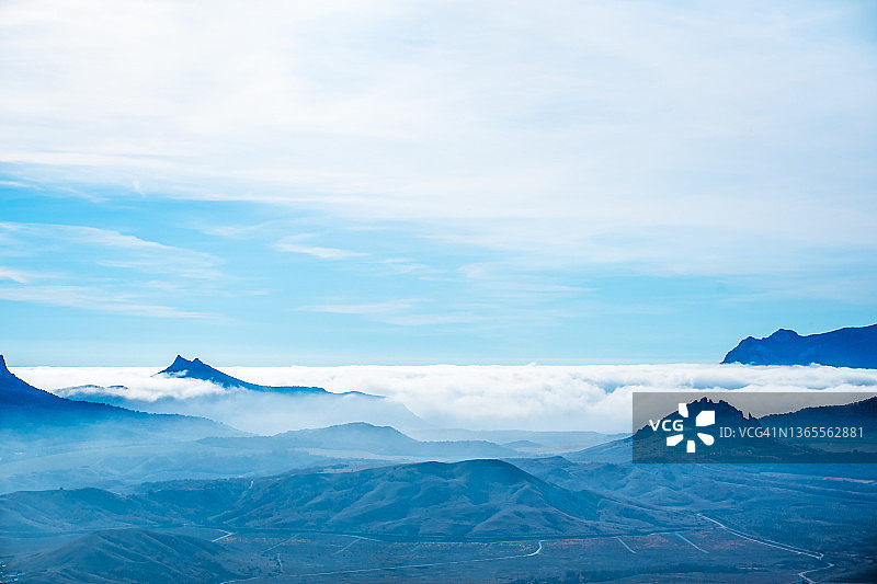 岩石峭壁间的漂浮云朵图片素材