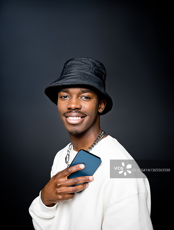 穿着白色运动衫的微笑青年男人图片素材