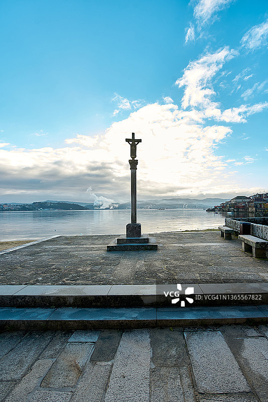 西班牙Combarro渔村的古董石制十字架景观图片素材