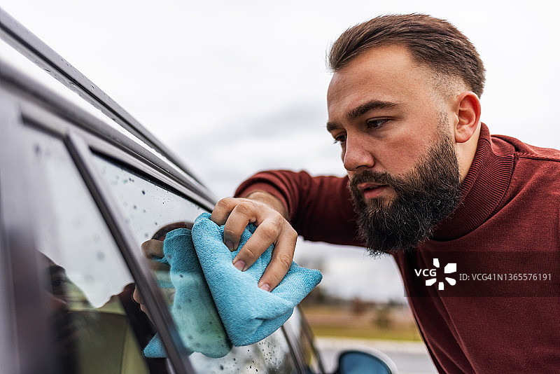 男人清洁汽车图片素材