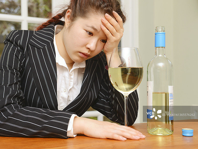 沮丧的年轻女人饮酒图片素材