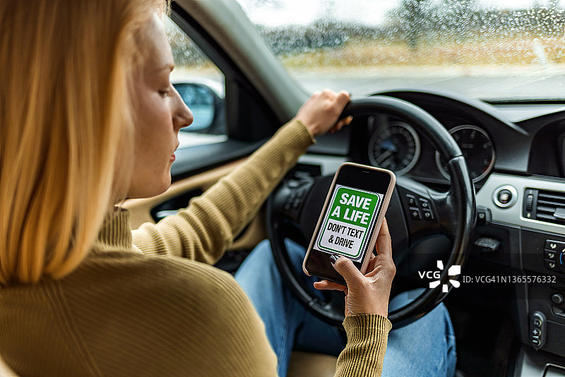 女人开车时使用手机图片素材