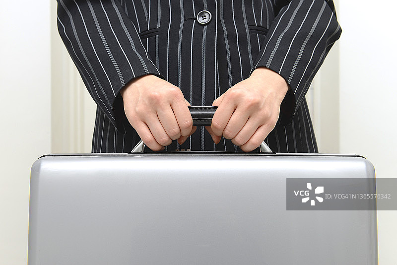 年轻女人拿着公文包图片素材