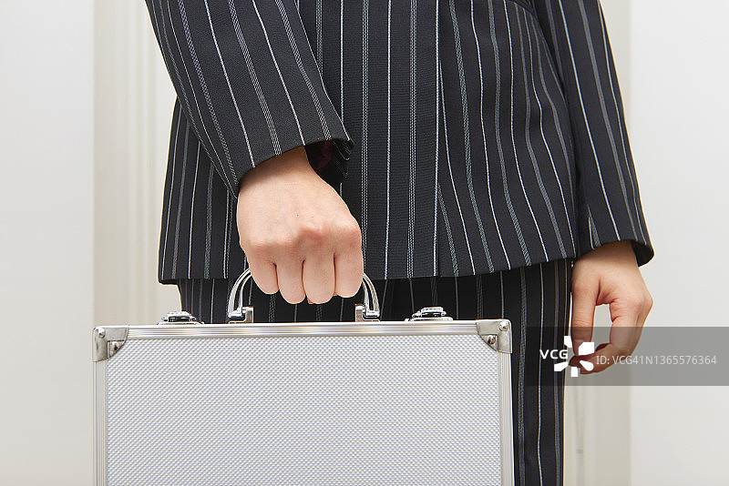 女商人手提公文包图片素材