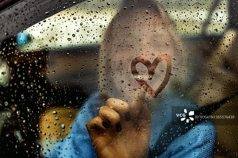 汽车挡风玻璃上的心形图案图片素材