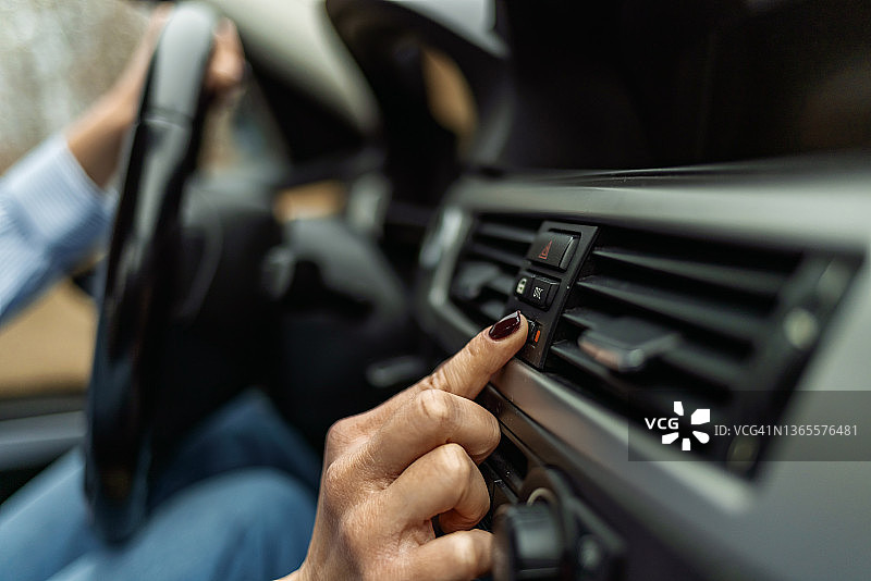 女人调节车内通风图片素材