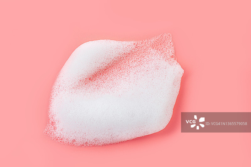 粉色珊瑚玫瑰色背景上的美容产品泡沫皂微距摄影图片素材