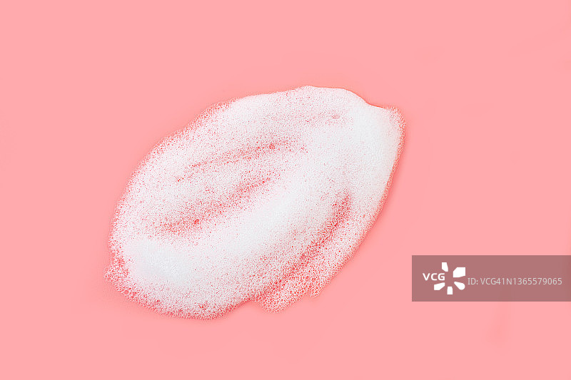 粉色珊瑚玫瑰色背景上的美容产品泡沫皂微距摄影图片素材